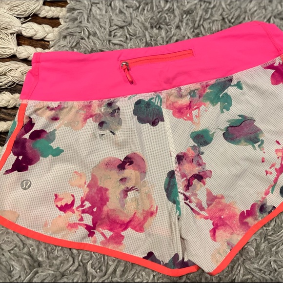 LILULEMON Turbo Run Short
Blurred Blossoms White - Picture 3 of 4